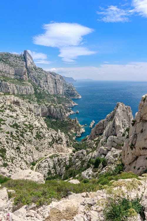 Parc National des Calanques — falaises calcaires plongeant dans la mer turquoise
