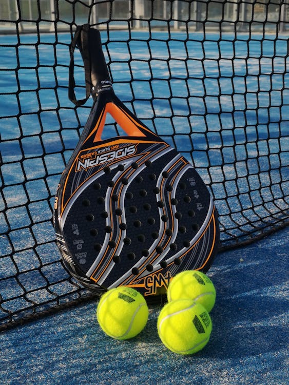 Raquette et balles de padel sur terrain — activités sportives à Cassis