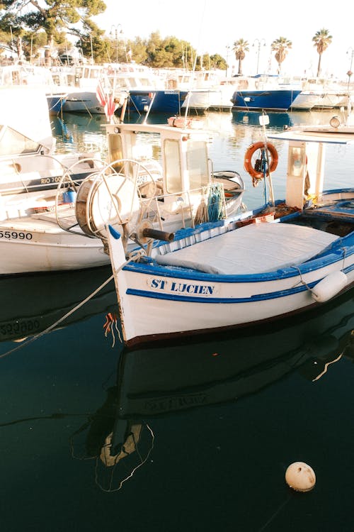 Port de Cassis — pointu St Lucien et bateaux de pêche traditionnels