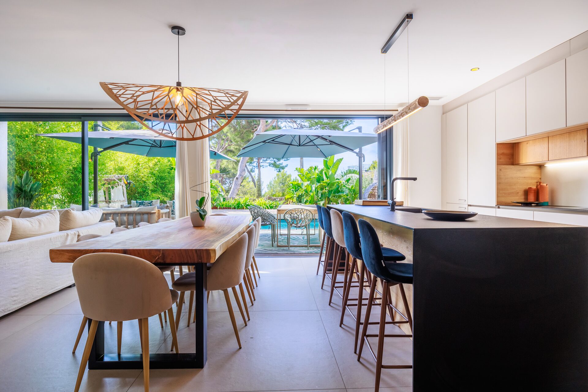 Cuisine haut de gamme villa de vacances Cassis — îlot central et équipement premium