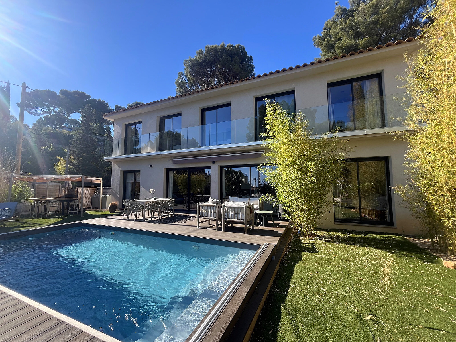 Villa contemporaine Cassis vue d'ensemble avec piscine privée — location haut de gamme Calanques
