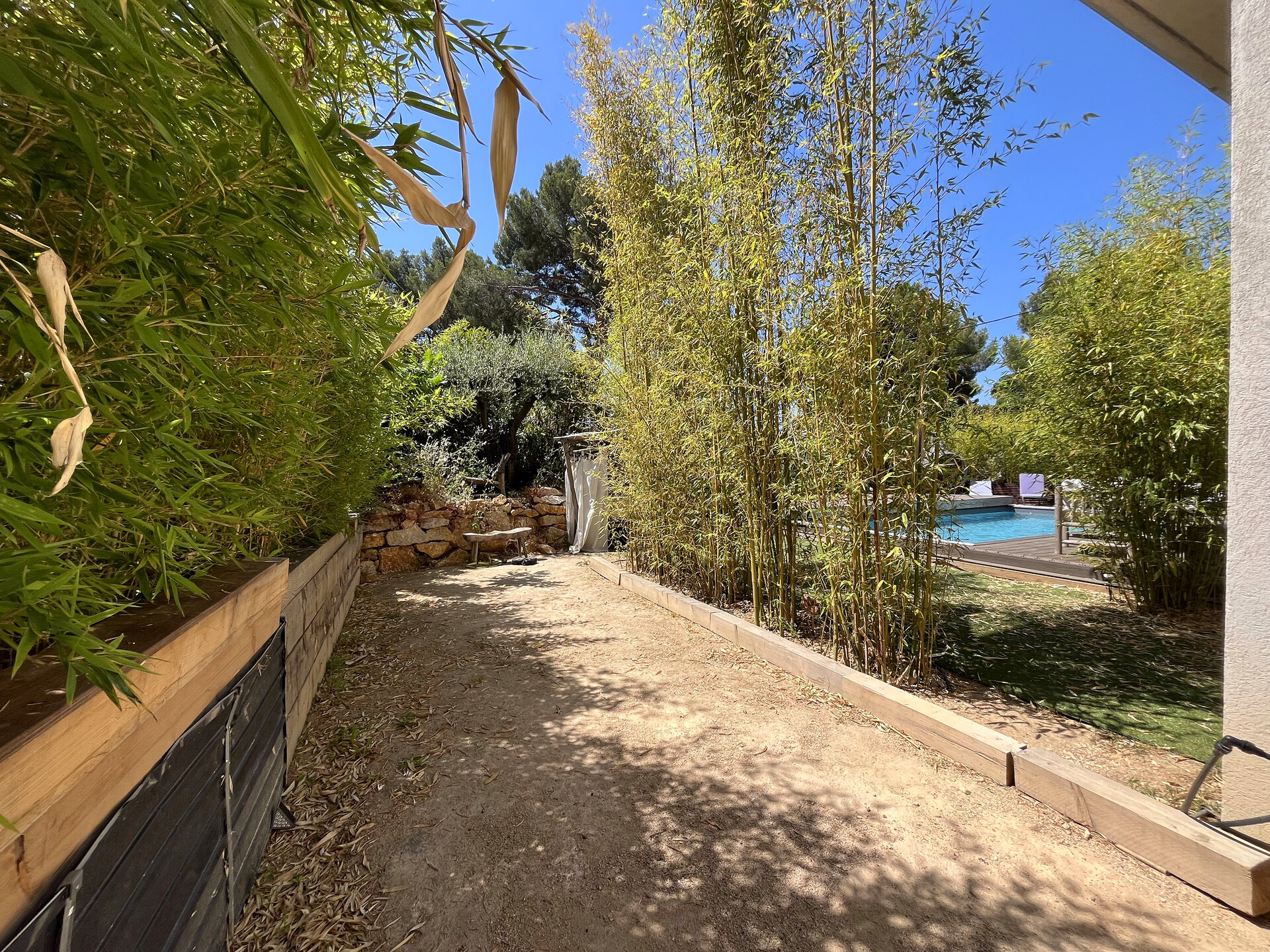 Terrain de pétanque privé bordé de bambous — jardin méditerranéen Villa CosyBlu Cassis