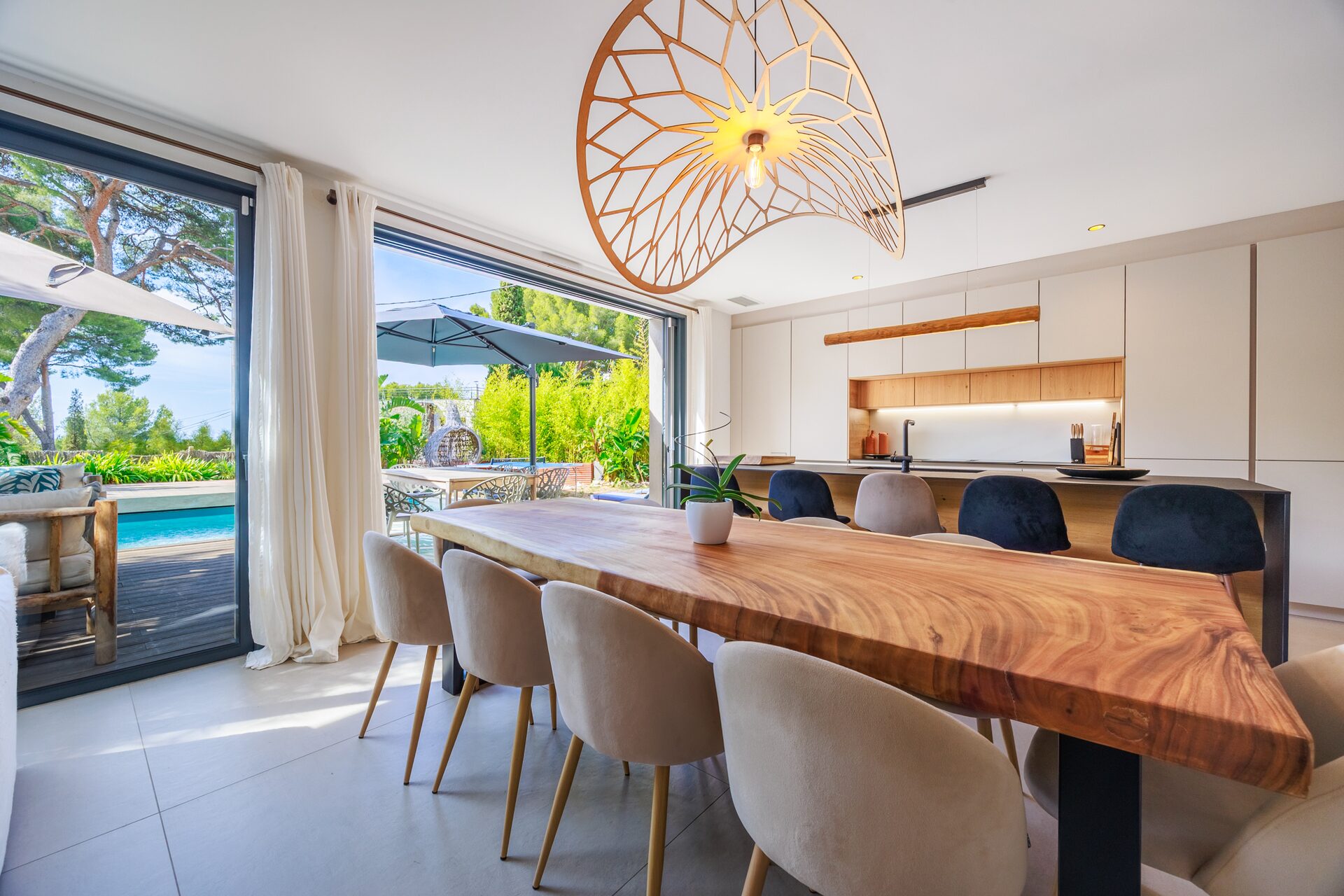 Salle à manger en bois massif — villa familiale de luxe Cassis Bouches-du-Rhône
