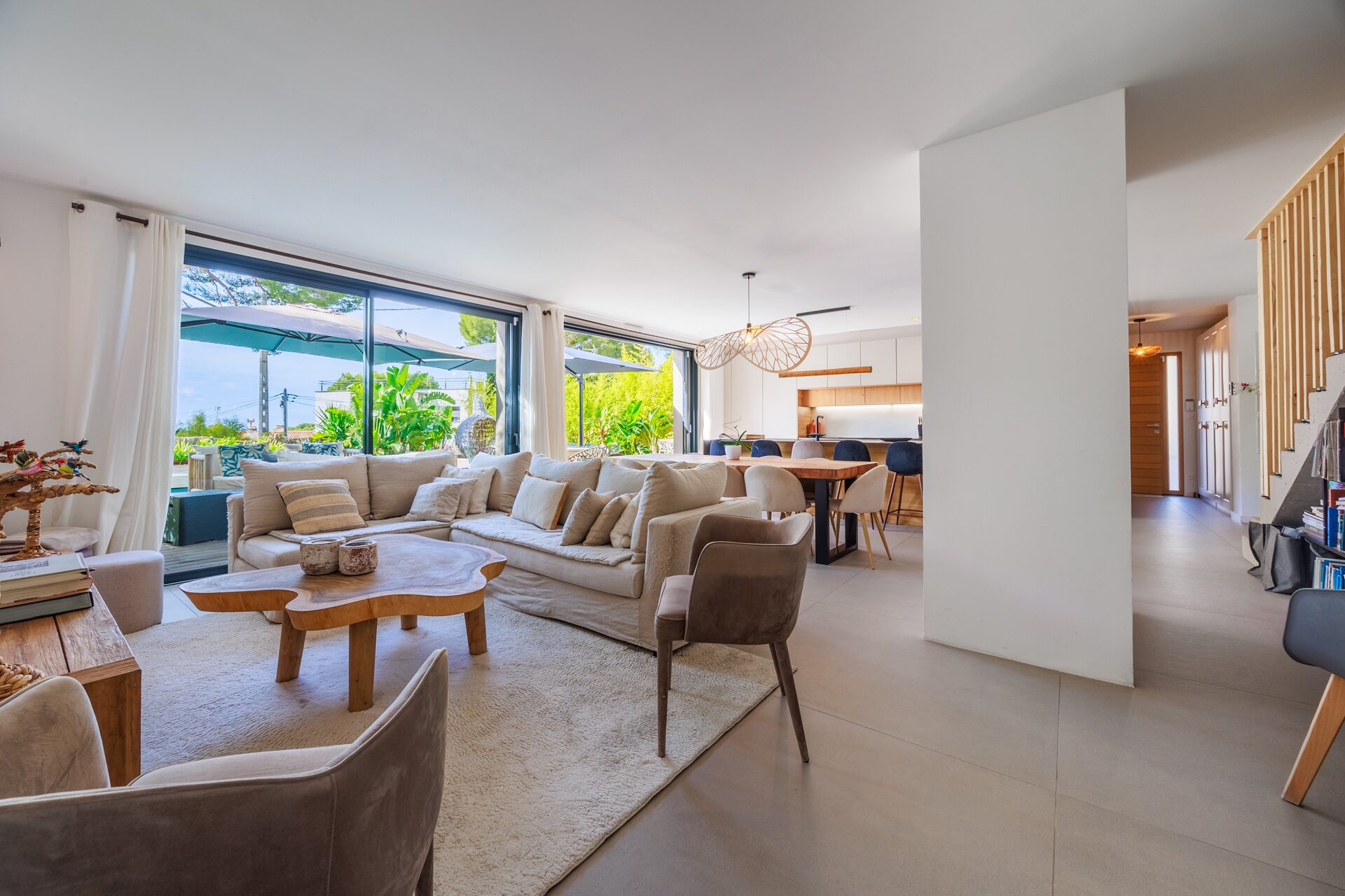 Salon design villa de luxe à Cassis — Villa CosyBlu, lieu de ressourcement en Provence