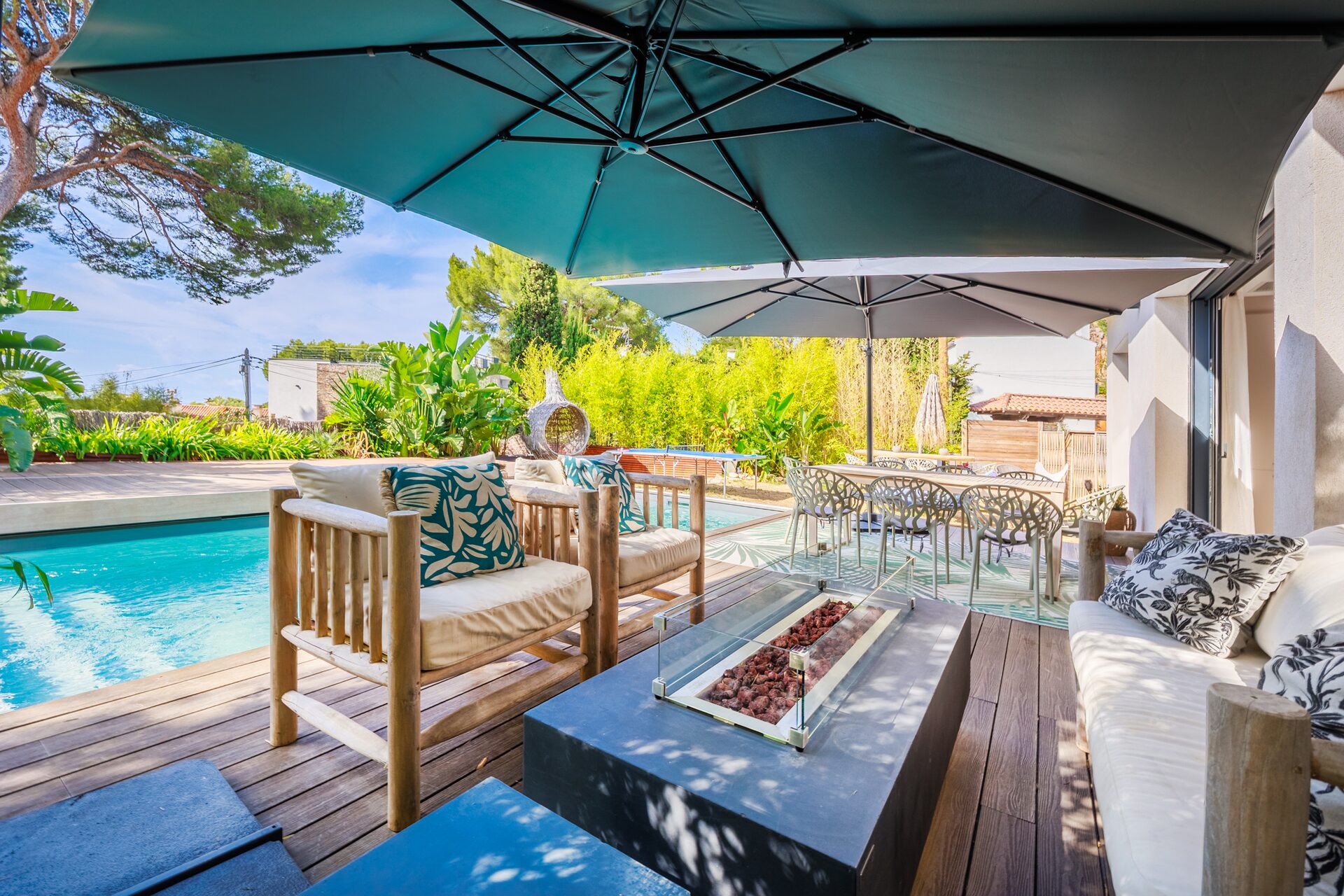 Terrasse lounge avec piscine — villa contemporaine avec jardin tropical Cassis